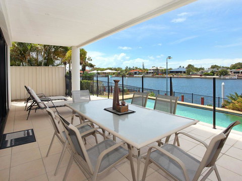 St Lucia 11 - 4 BDRM Canal Home With Pool - Accommodation Newcastle 0