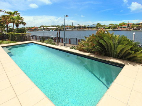 St Lucia 11 - 4 BDRM Canal Home With Pool - Accommodation Newcastle 1