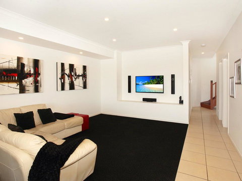 St Lucia 11 - 4 BDRM Canal Home With Pool - Accommodation Newcastle 2