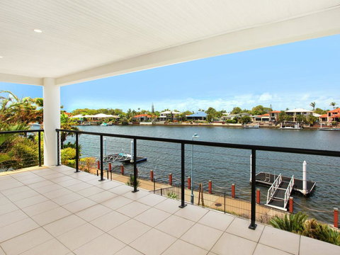 St Lucia 11 - 4 BDRM Canal Home With Pool - Accommodation Newcastle 3