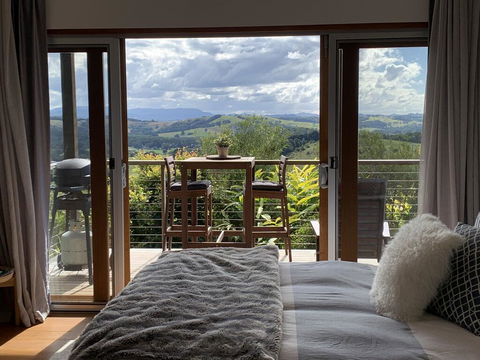 Studio With Stunning Mountain Views - Accommodation Newcastle 0