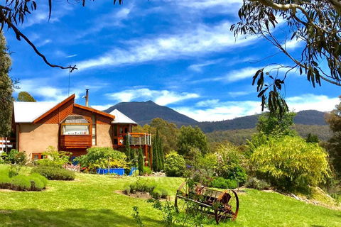 STUNNING HOME WITH AMAZING VIEWS - Just 20 Mins To The City And Only 10 To MONA! - Accommodation Newcastle 1
