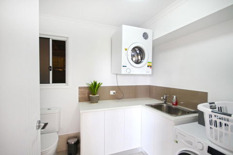 STUNNING HOME WITH SPECTACULAR VIEWS AND CLOSE TO THE BEACH - Accommodation Newcastle 1