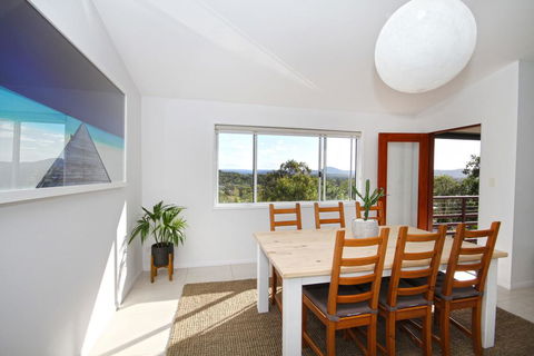 STUNNING HOME WITH SPECTACULAR VIEWS AND CLOSE TO THE BEACH - Accommodation Newcastle 2