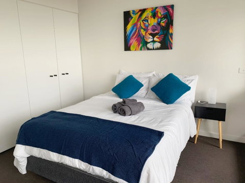 Stylish 2BR 2BT Apt With Bay Views, Secure Parking, Netflix, Gym Pool And Wine - Accommodation Newcastle 2