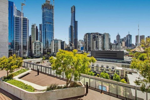 Stylish 2BR 2BT Apt With Bay Views, Secure Parking, Netflix, Gym Pool And Wine - Accommodation Newcastle 3
