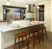 Stylish Living- Fireplace WiFi Linen 4 bdrm Beach 850m - Accommodation Newcastle