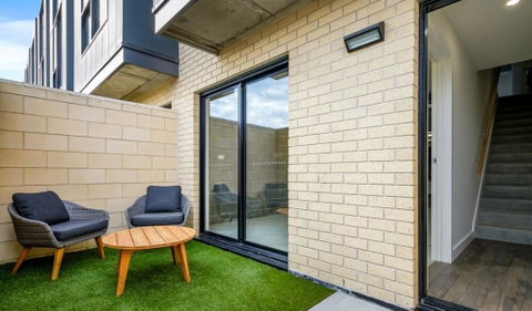 Stylish Townhouse - Accommodation Newcastle 3