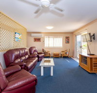 Stylish Unit Opposite Foreshore - Sylvan Beach Esp Bellara - Accommodation Newcastle