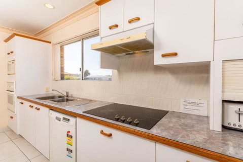 Stylish Unit Opposite Foreshore - Sylvan Beach Esp, Bellara - Accommodation Newcastle 2