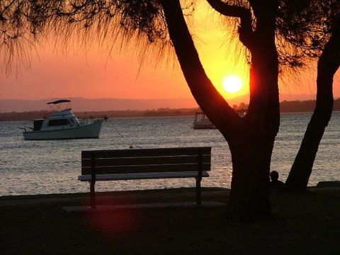 Stylish Unit Opposite Foreshore - Sylvan Beach Esp, Bellara - Accommodation Newcastle 1