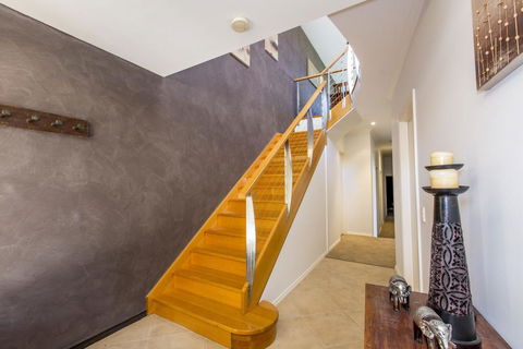 STYLISH, SUN-DRENCHED AND SOPHISTICATED - Accommodation Newcastle 1