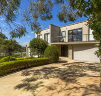 STYLISH SUN-DRENCHED AND SOPHISTICATED - Accommodation Newcastle