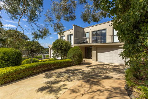 STYLISH, SUN-DRENCHED AND SOPHISTICATED - Accommodation Newcastle 0