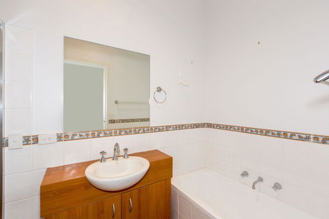 STYLISH, SUN-DRENCHED AND SOPHISTICATED - Accommodation Newcastle 2