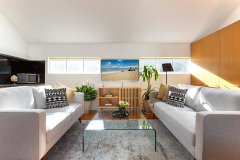 Sunlit Two-Bedroom Unit With Sprawling BBQ Deck - Accommodation Newcastle 2