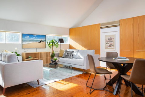 Sunlit Two-Bedroom Unit With Sprawling BBQ Deck - Accommodation Newcastle 1