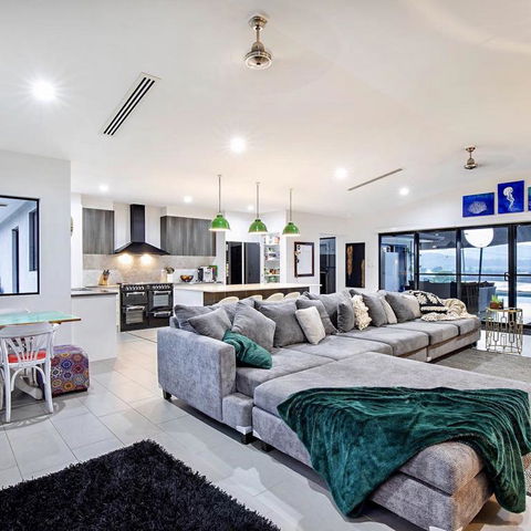 Sunset Penthouse Couples Retreat, Close To Airlie Beach, Champagne On Arrival - Accommodation Newcastle 3