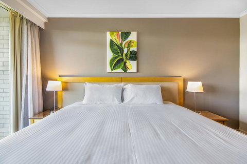 Super Convenient Apartment With Garden Views - Accommodation Newcastle 1