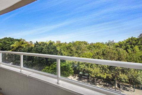 Super Convenient Apartment With Garden Views - Accommodation Newcastle 0