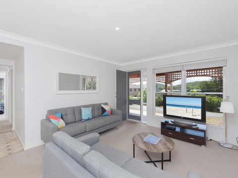 Surf Break - 10A Tuna (Downstairs) - Accommodation Newcastle 1