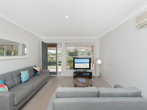 Surf Break - 10A Tuna (Downstairs) - Accommodation Newcastle 0