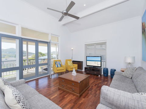 Surf Break - Fingal Bay - Accommodation Newcastle 2