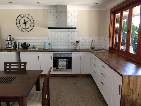 TAKURA HEIGHTS Modern Country Apartment With Pool Access - Accommodation Newcastle 2