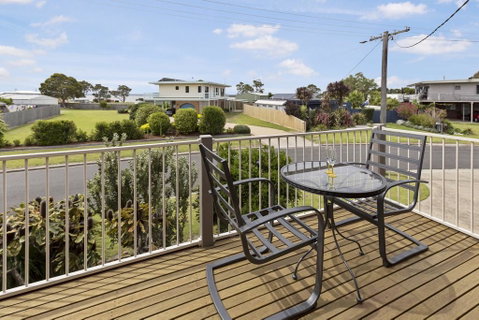 Tanjil - A Stroll From The Water In Paynesville - Accommodation Newcastle 1