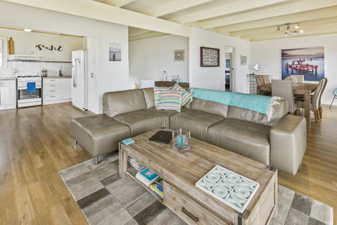 Tanjil - A Stroll From The Water In Paynesville - Accommodation Newcastle 3