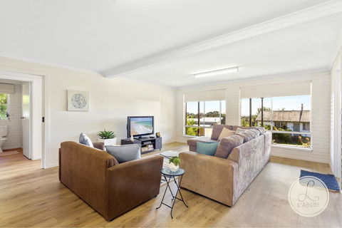 TASSIE SEASIDE SERENITY - L'Abode Accommodation - Accommodation Newcastle 1