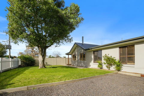 THE ASHMAN HOUSE - Modern And Close To Town - Accommodation Newcastle 3