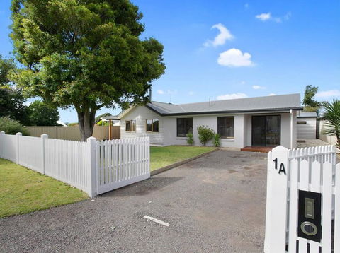 THE ASHMAN HOUSE - Modern And Close To Town - Accommodation Newcastle 0