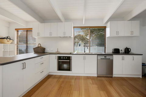 THE ASHMAN HOUSE - Modern And Close To Town - Accommodation Newcastle 2