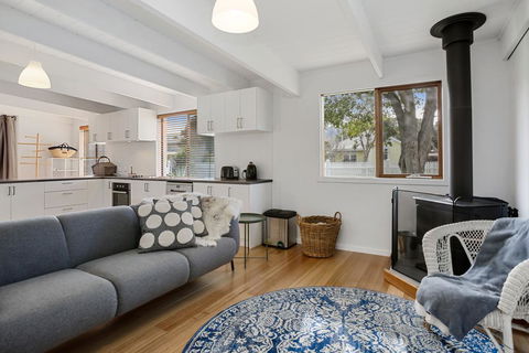 THE ASHMAN HOUSE - Modern And Close To Town - Accommodation Newcastle 1