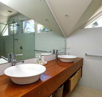 THE BEACH HOUSE - Accommodation Newcastle