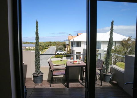The Beach House At Bayside - Accommodation Newcastle 1