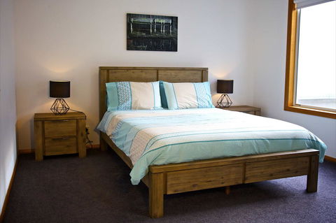 Penguin Beachfront Apartments - Accommodation Newcastle 10