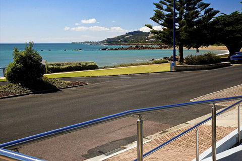 Penguin Beachfront Apartments - Accommodation Newcastle 2