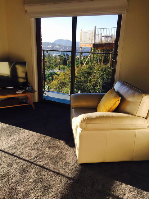 The Lookout - Accommodation Newcastle 6