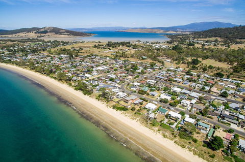 Aqua Beachfront! - Accommodation Newcastle 0