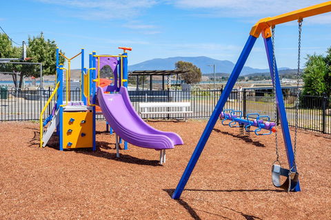 Aqua Beachfront! - Accommodation Newcastle 3
