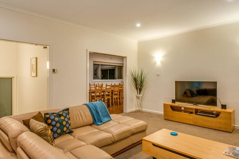 City Lights - Accommodation Newcastle 6