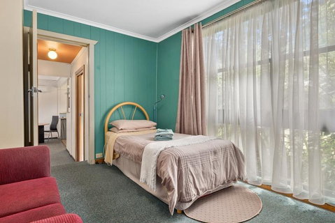 Green Views - Accommodation Newcastle 3