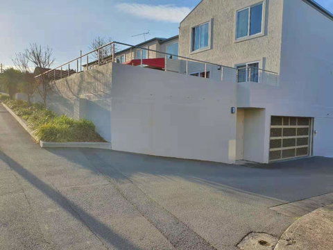 Battery Point Apartment With Car Park - Accommodation Newcastle 3