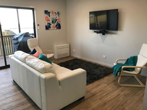 Self Contained Beach View Apartment - Accommodation Newcastle 13