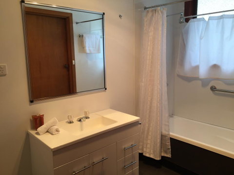 Regatta Point Tavern & Holiday Villas - Accommodation Newcastle 3