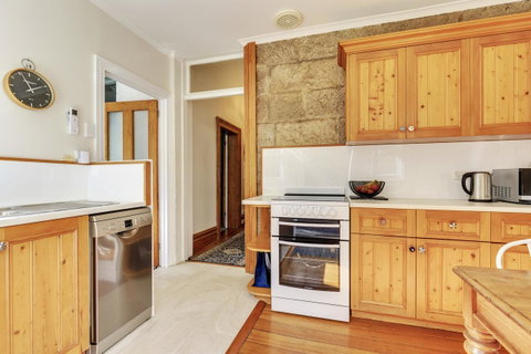 WEST NEST | Classic 3BR Hobart Terrace BEST Location, View, Close To City - Accommodation Newcastle 5
