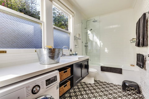 WEST NEST | Classic 3BR Hobart Terrace BEST Location, View, Close To City - Accommodation Newcastle 2