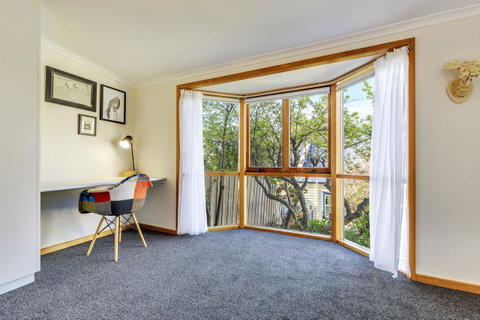 WEST NEST | Classic 3BR Hobart Terrace BEST Location, View, Close To City - Accommodation Newcastle 14